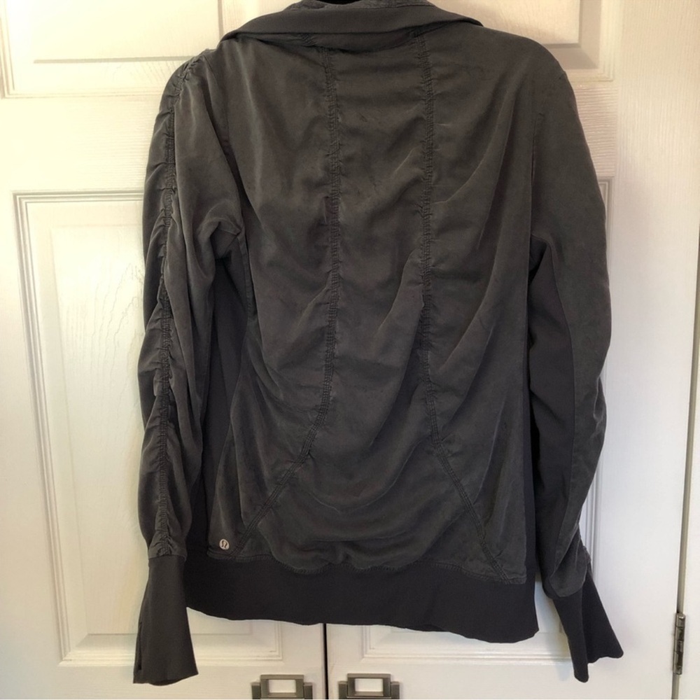 Grey Lululemon Cool Down Reversible Jacket Size 10 - image 4